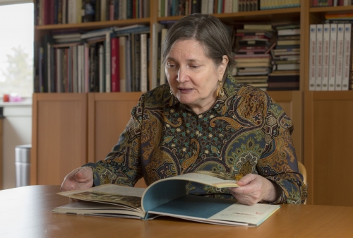 Portrait of Linda Barrett Osborne ’71. “I want kids to see that they have a choice: to treat immigrants with fear and contempt, or to treat them with respect and compassion.”  