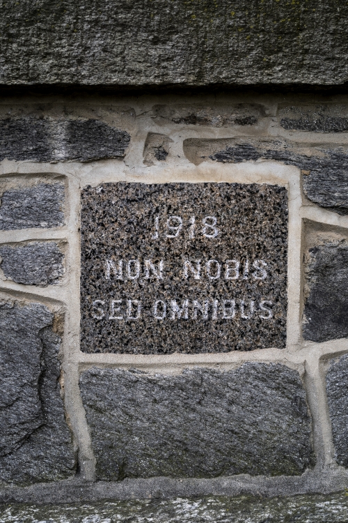 Motto of Swarthmore in stone 