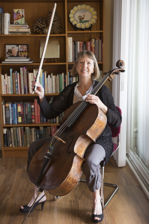 portrait of Elizabeth Marsh Morrison ’66 about to play a cello