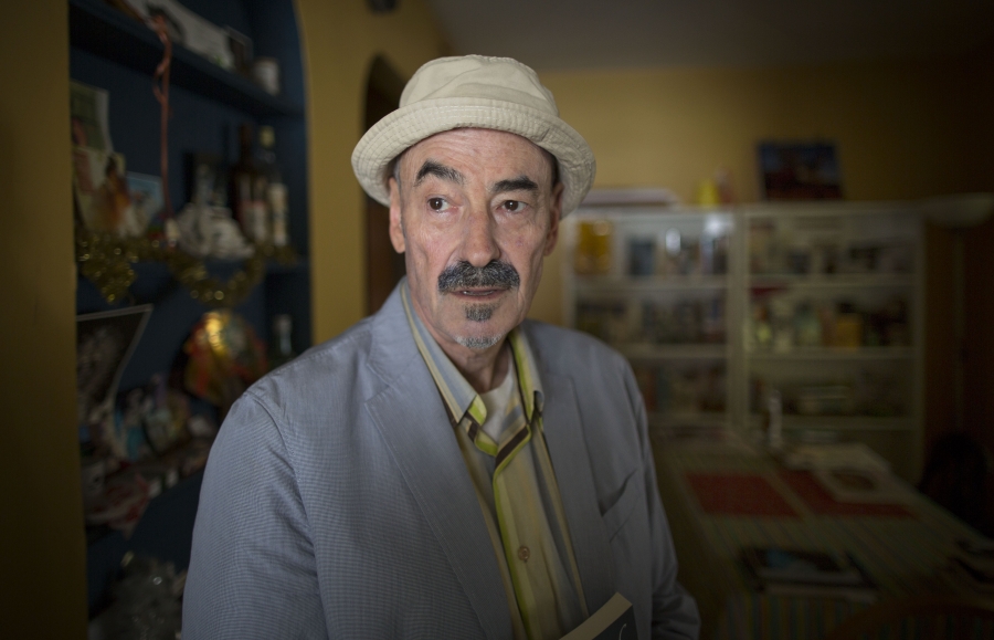 Barry Yourgrau ’70 wears a hat and an inquisitive expression