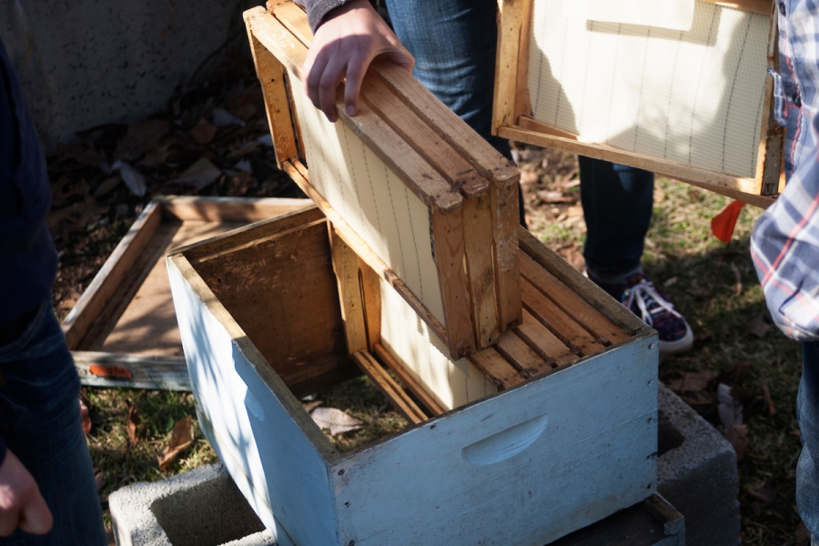 Removing woodenware from a beehive