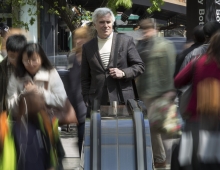 portrait of Christopher Leinberger ’72’ walking in a city