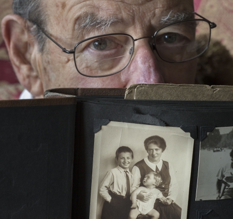 Franz Leichter ’52 holding a photo of himself as a boy with his older brother, Henry ’48, and their mother, Käthe.