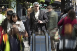 portrait of Christopher Leinberger ’72’ walking in a city