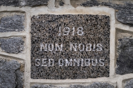 Motto of Swarthmore in stone 