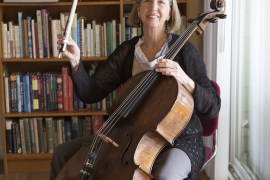 portrait of Elizabeth Marsh Morrison ’66 about to play a cello