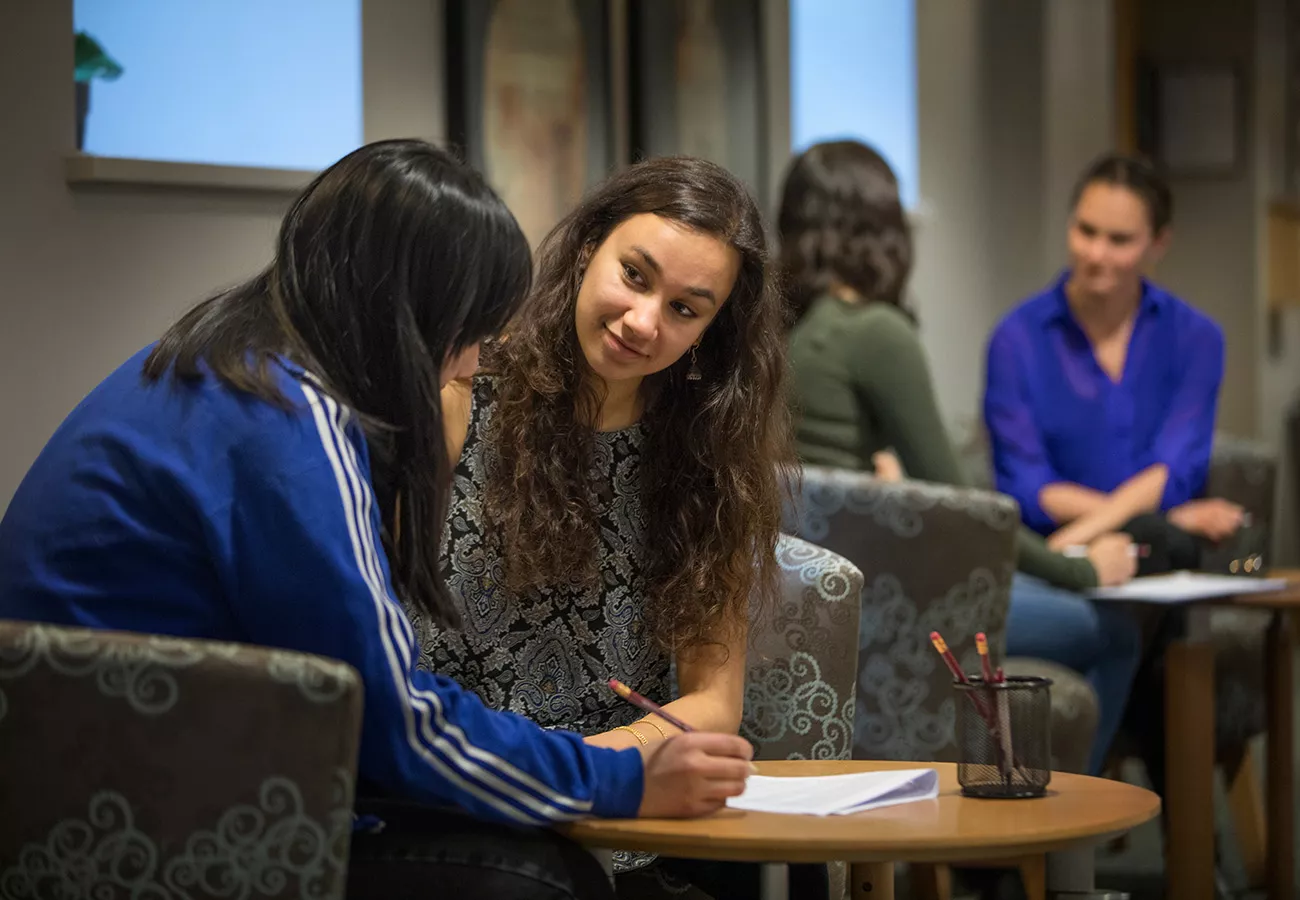 Student helps fellow student in Writing Center