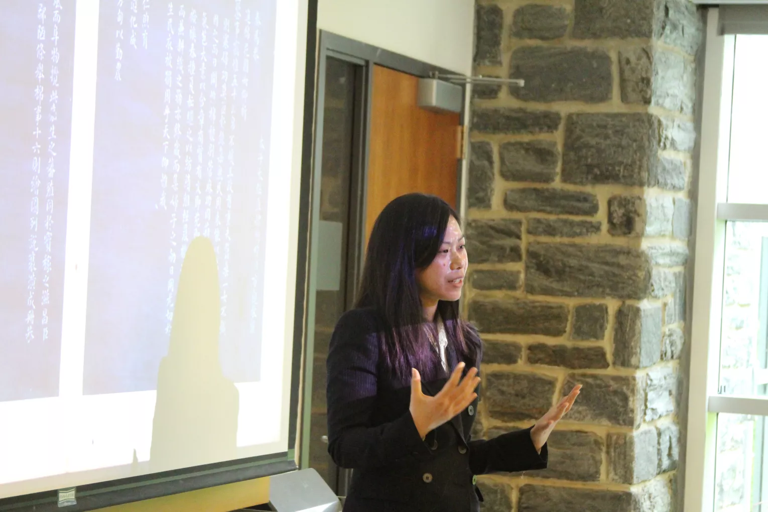 Professor Chen presents at the reading workshop.