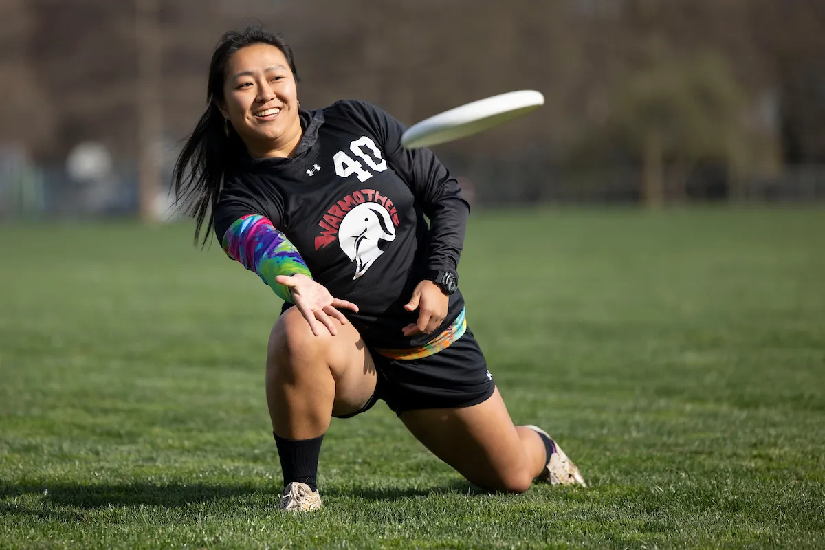 Annabel Zhao ’24 throws frisbee