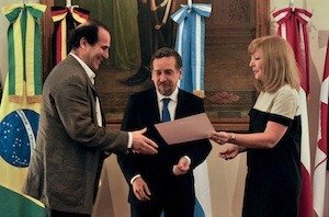 Diego Armus receives an award from Argentina's Ministry of Sciences.