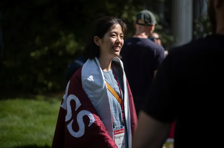 Person wears garnet banner on back
