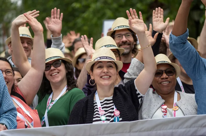 Alumni wave at parade of classes