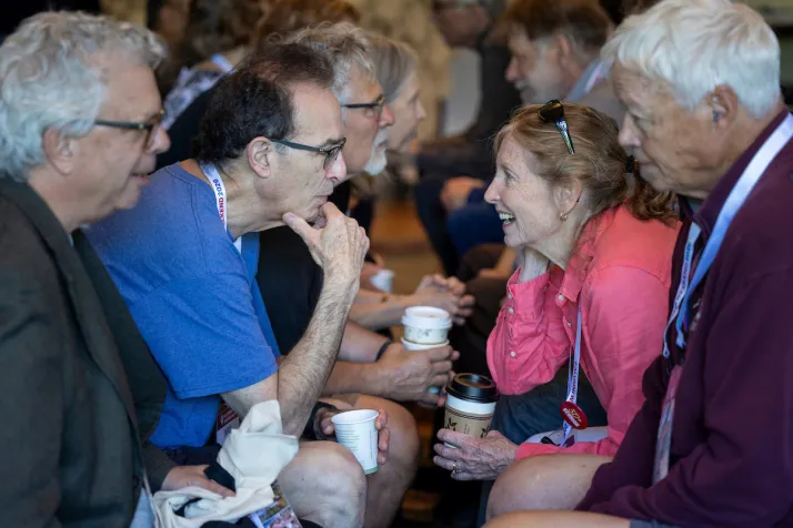 Alumni have close conversation