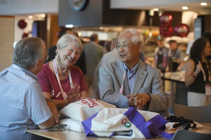 Alums have conversation in dining center