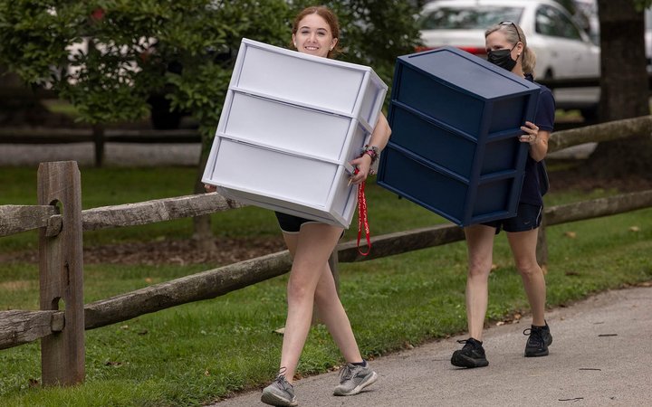 students arriving on campus