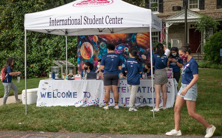 students arriving on campus