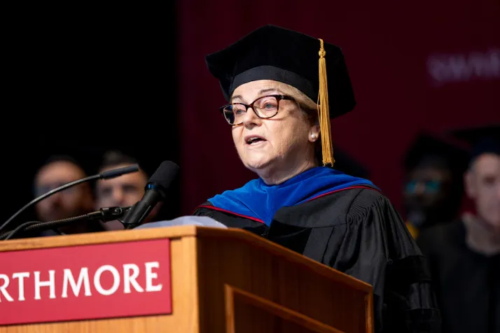 María Luisa Guardiola speaks at podium