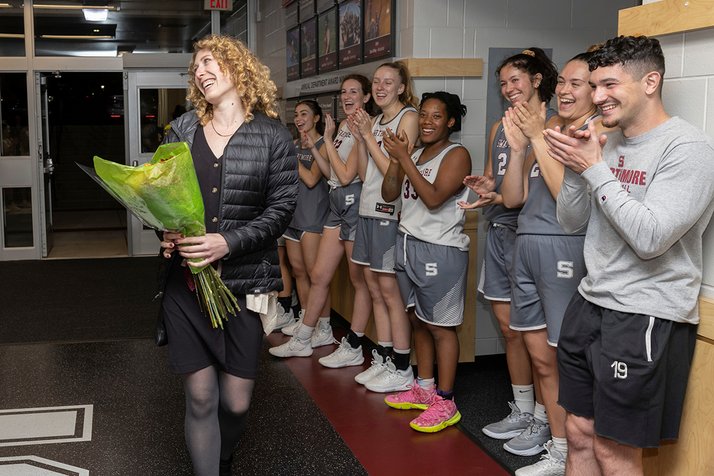 Basketball team applauds for hall of fame inductee