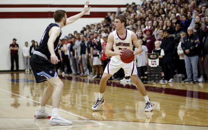Swarthmore men's basketball player looking for a pass