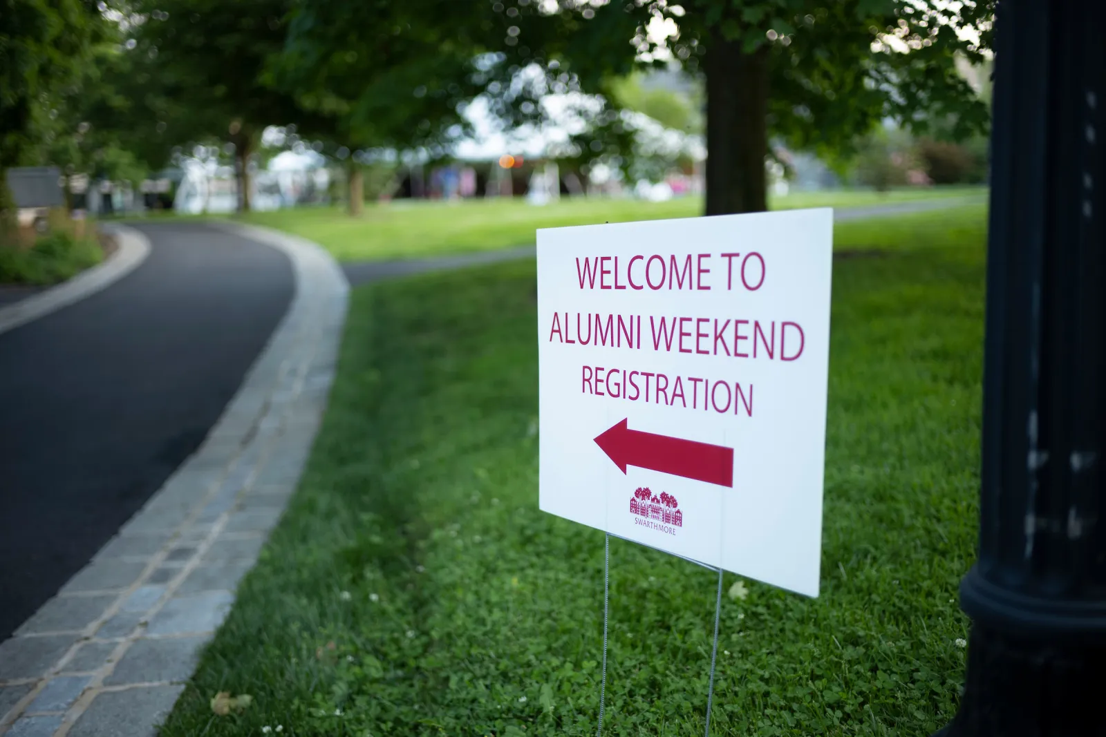 Sign that points to alumni registration