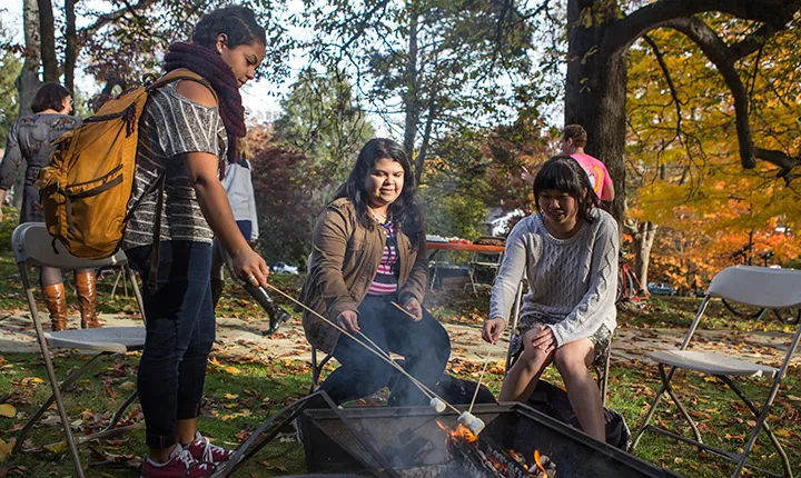 Students make s'mores