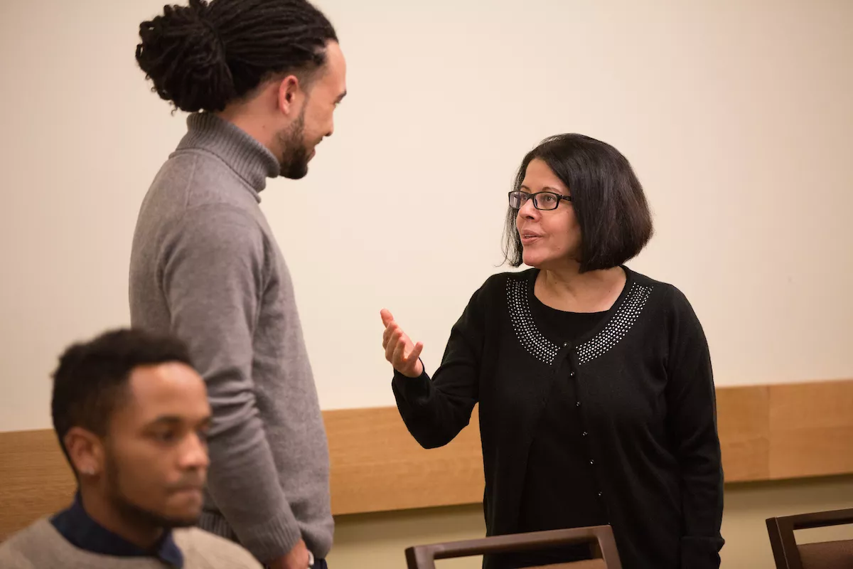 Student speaks with professor at Mellon Mays dinner