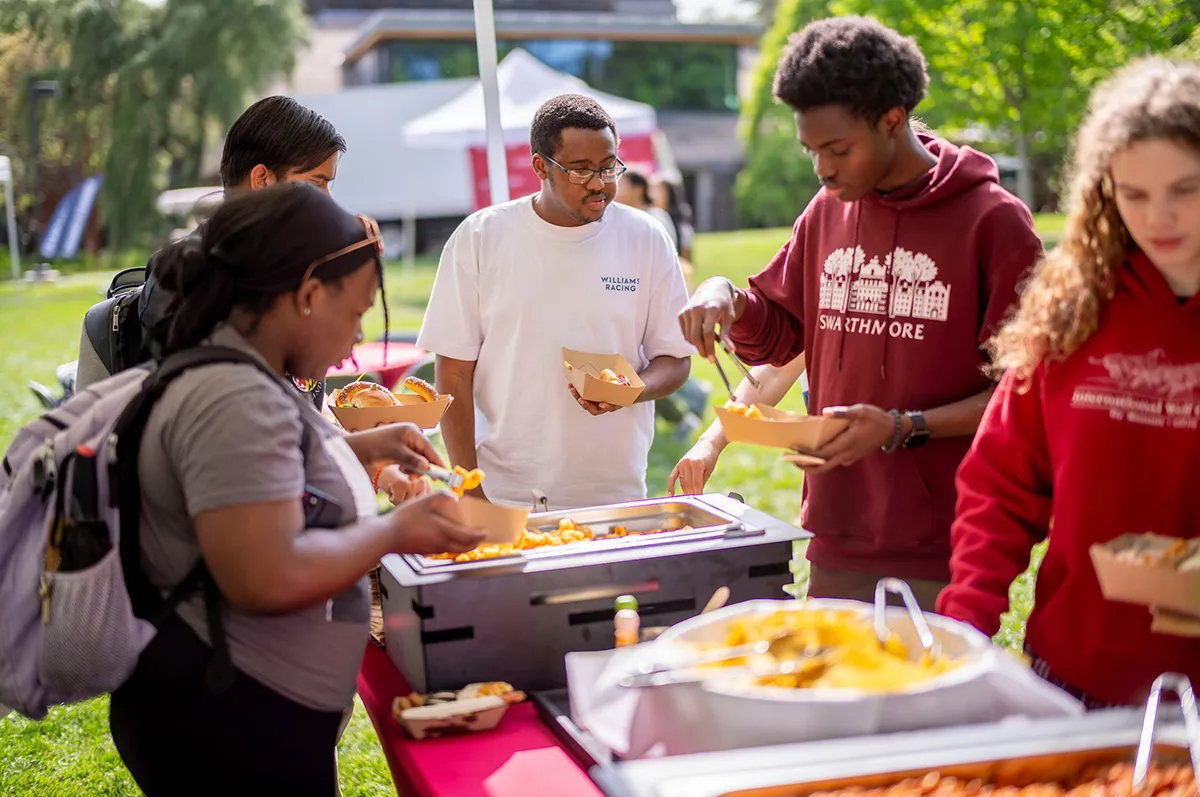 Students serve themselves food during Garnet Day event