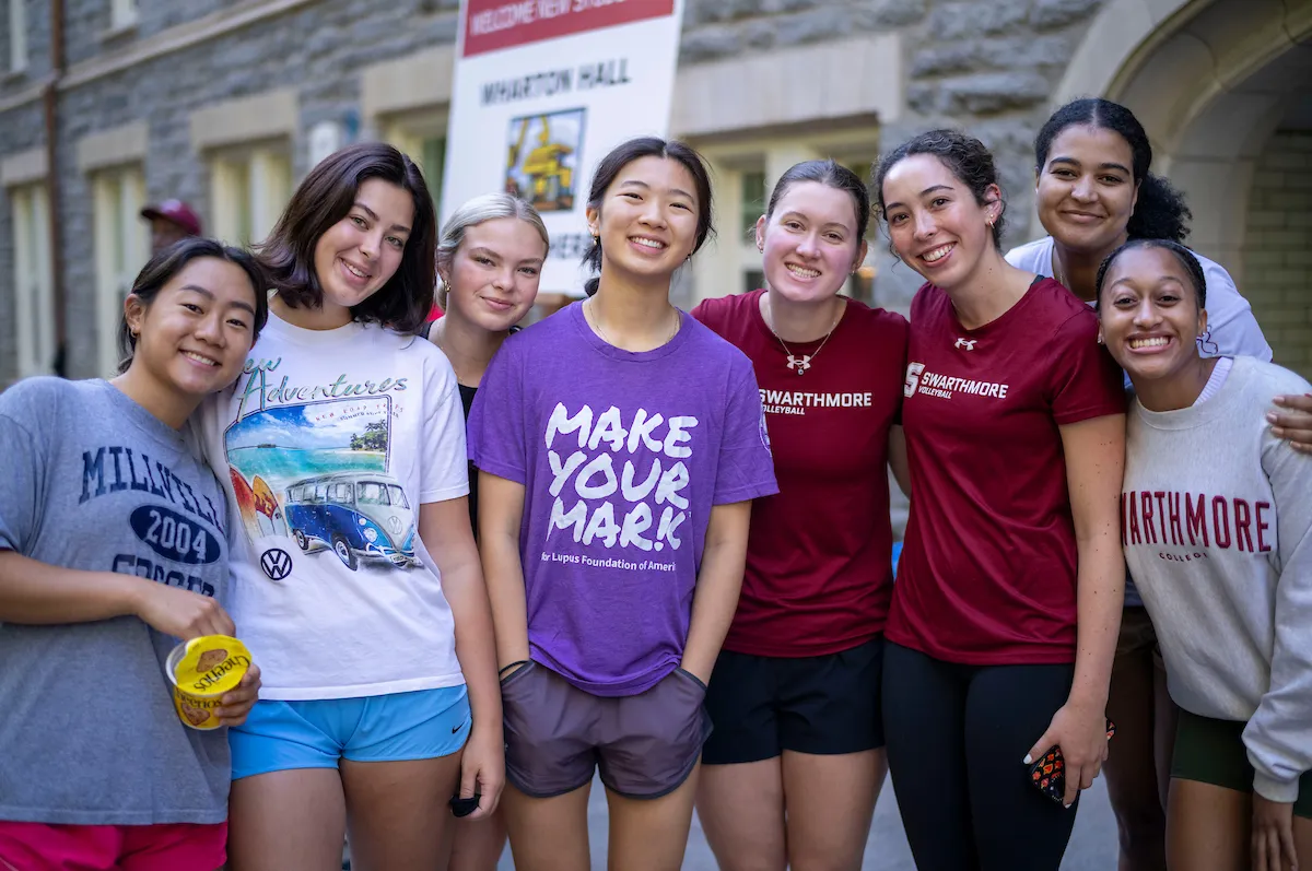 Group of students pose during move-in day event