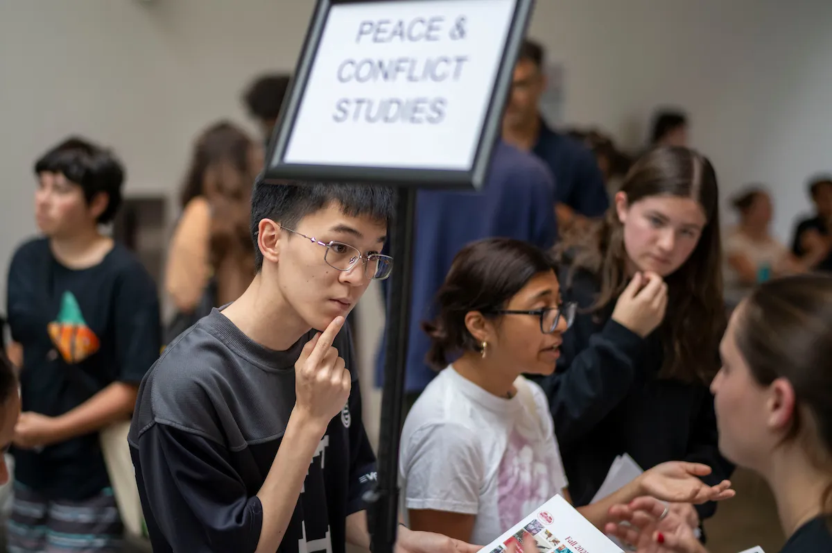 Student speaks with faculty at advising fair