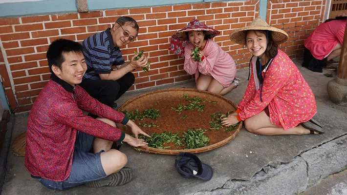 Haili Kong and students