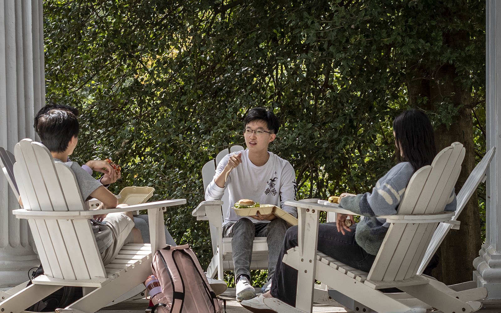 students eating lunch