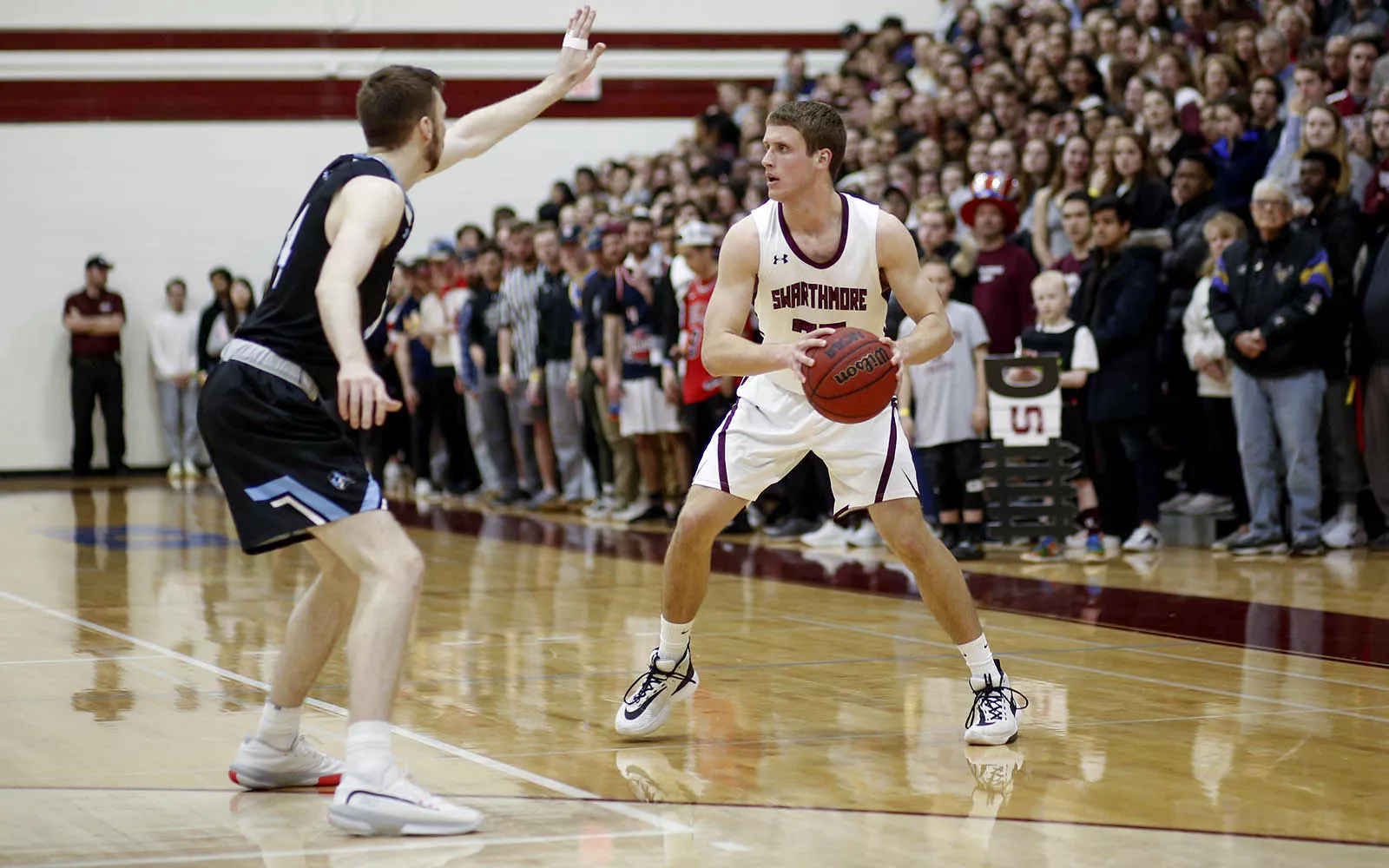 Swarthmore men's basketball player looking for a pass