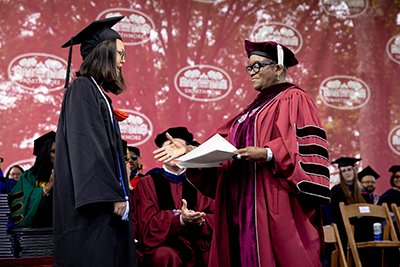 Erin Chen shakes President Smith's hand at commencement