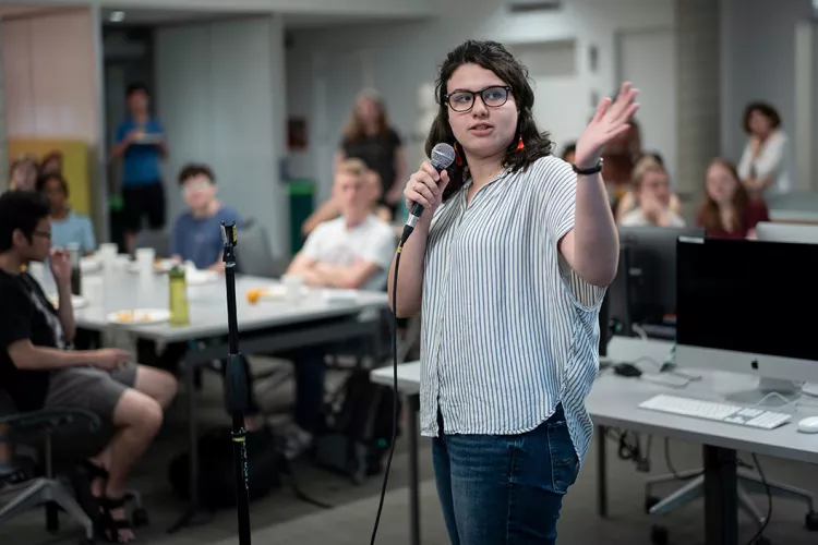 Swarthmore student Shira Samuels-Shragg ’20 presents on learning music notation