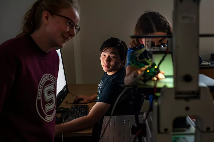 Students use microscope for biological imaging