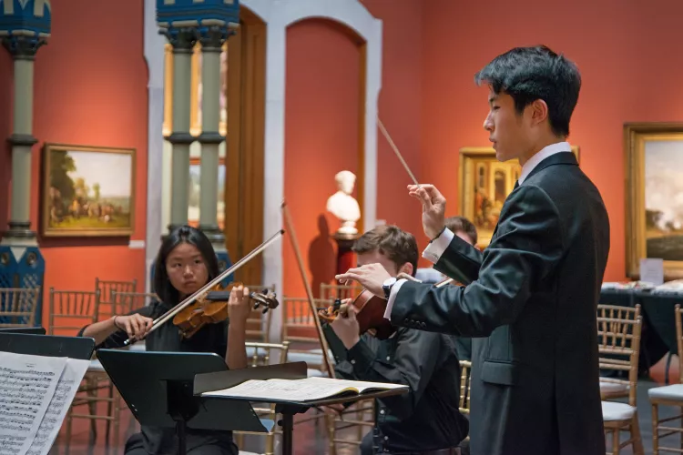 Andrew Kim '18 conducts