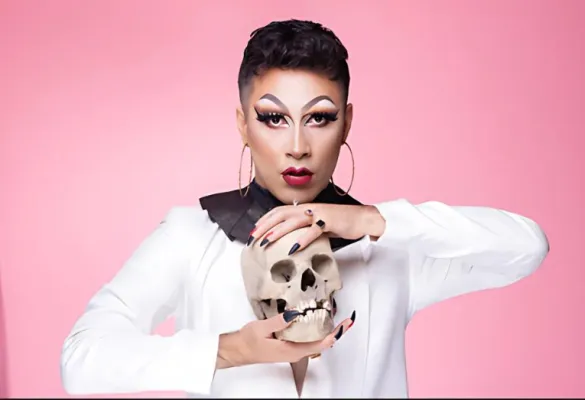 Photo of Mariano Ruiz holding a skull