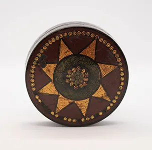 Round Quaker snuff box with star image