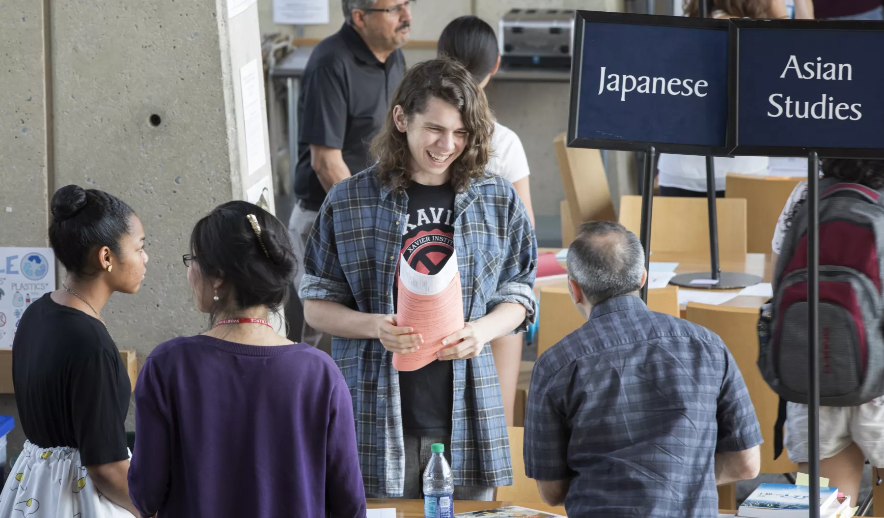 student speaking with professor at the new student advising fair