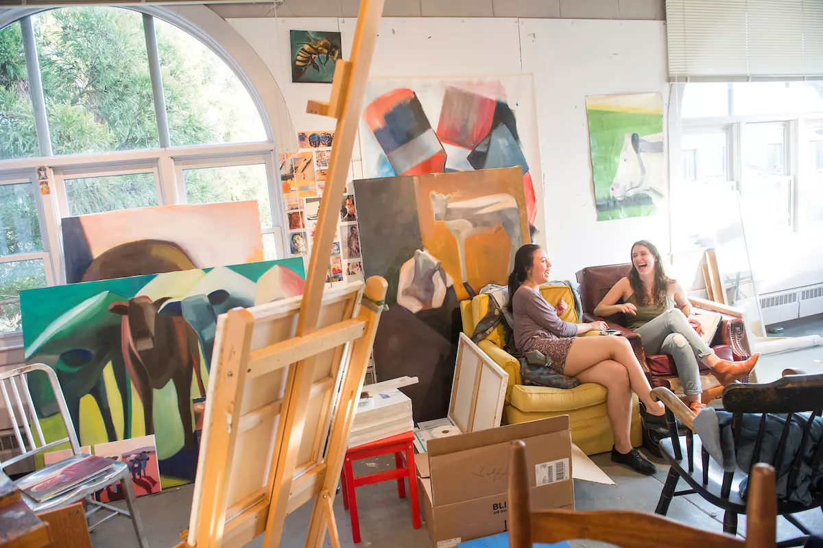 Dos estudiantes sentados en un taller de arte