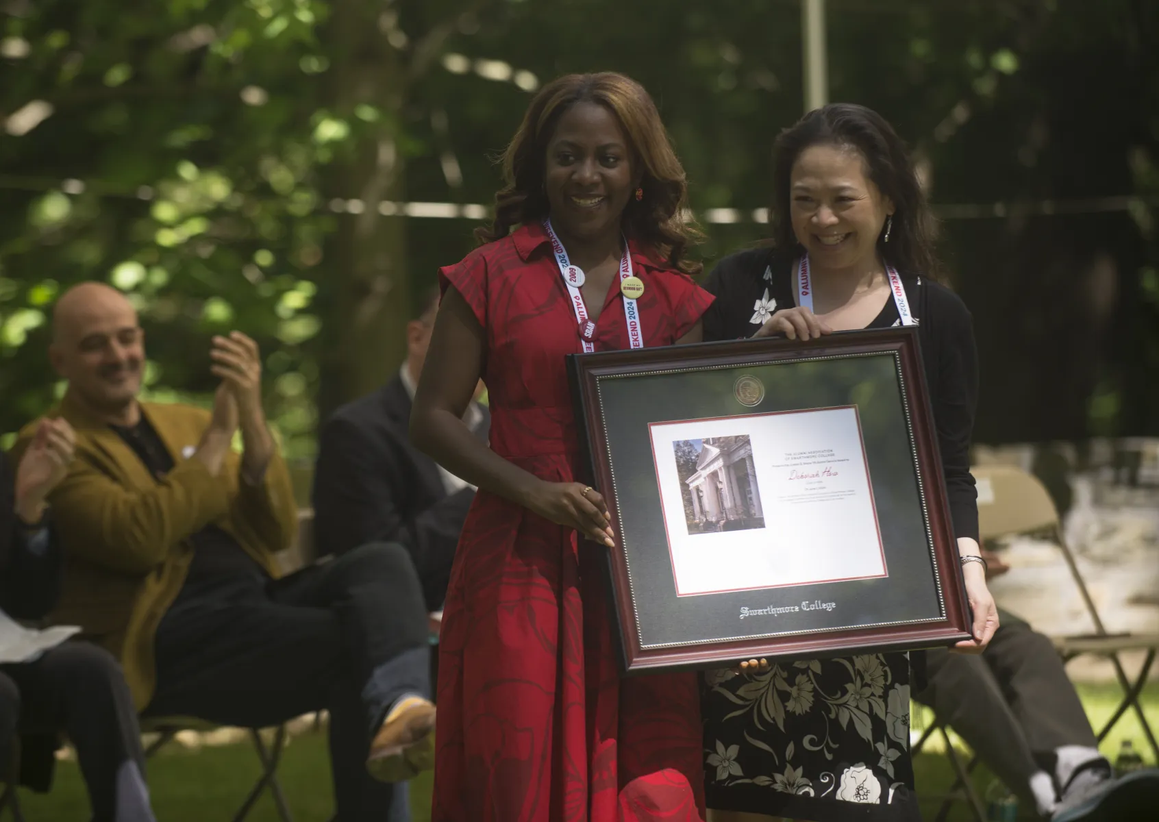 Alumni Council President, Ayanna Johnson '09 presenting the John Shane '25 Alumni Service Award to Deb How '89