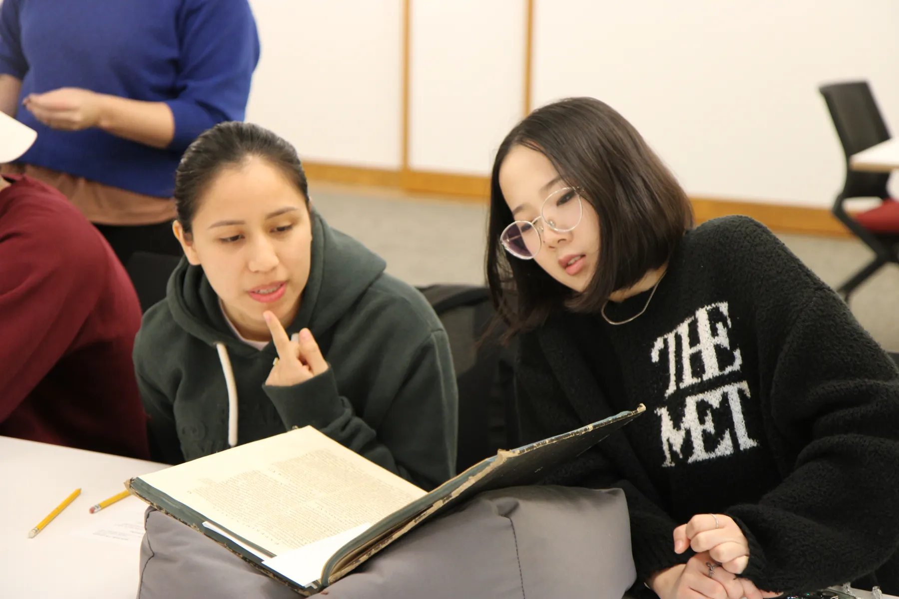 FYS: Leonardo class visits the LibLab in McCabe to view and handle original 16th century books