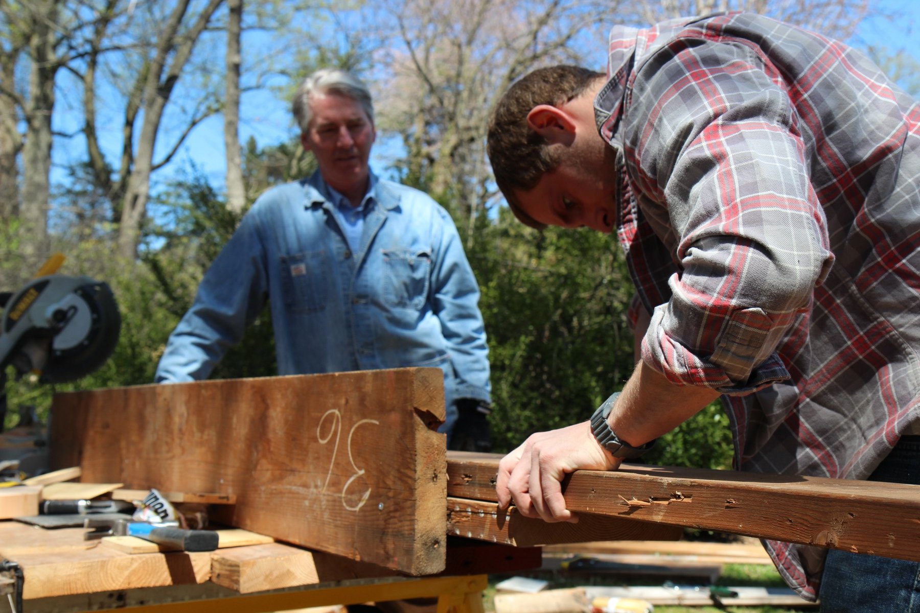 Professor Randall Exon instructing students during the construction of Oxbow.