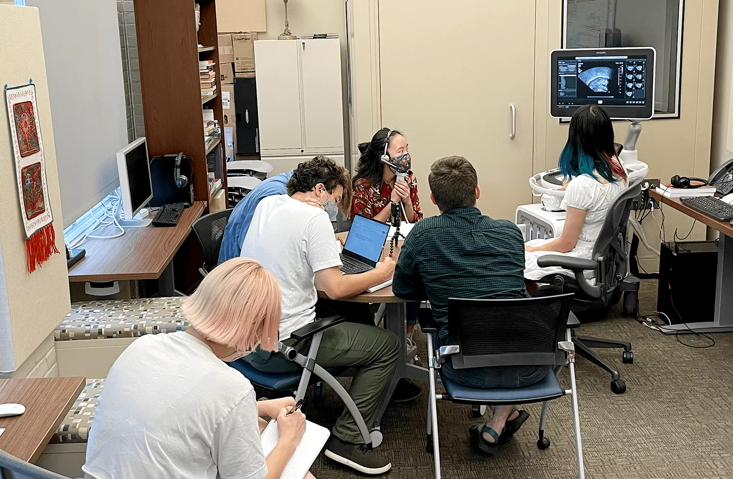 Field Methods in Linguistics students use ultrasound imaging to identify articulatory features