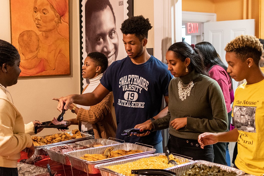 Students serve Thanksgiving dinner in BCC