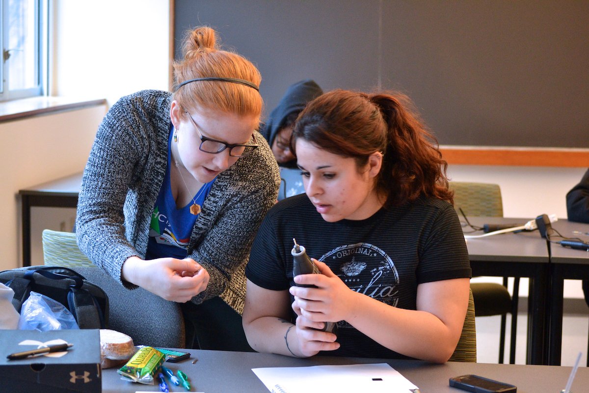 Alison Rosenzweig '18 (left) teaches a hands-on Peripeteia class on glass etching.
