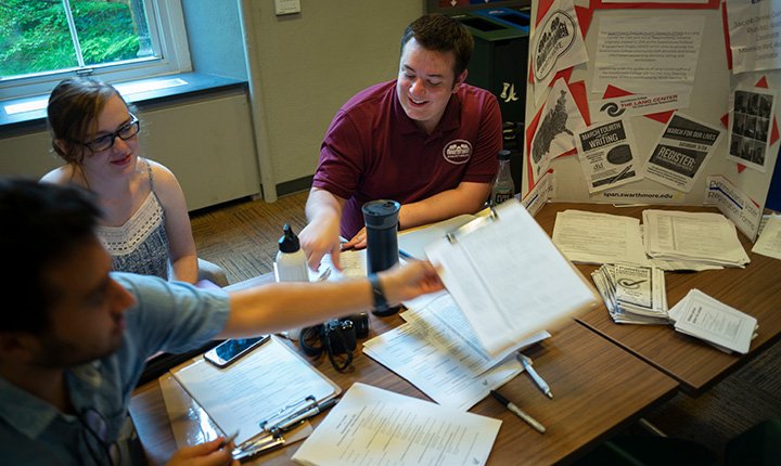 Jacob Demree '19 helps students register to vote