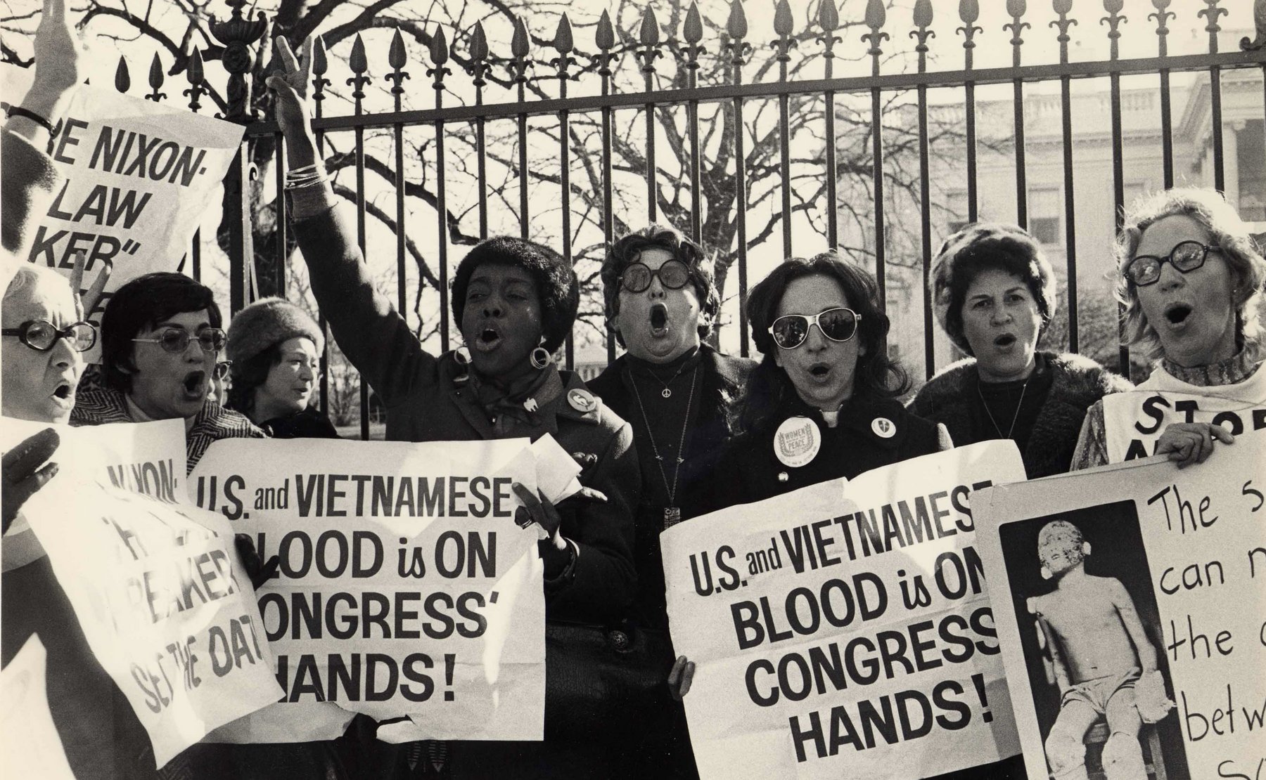 women protesting the Vietnam War outside the White House