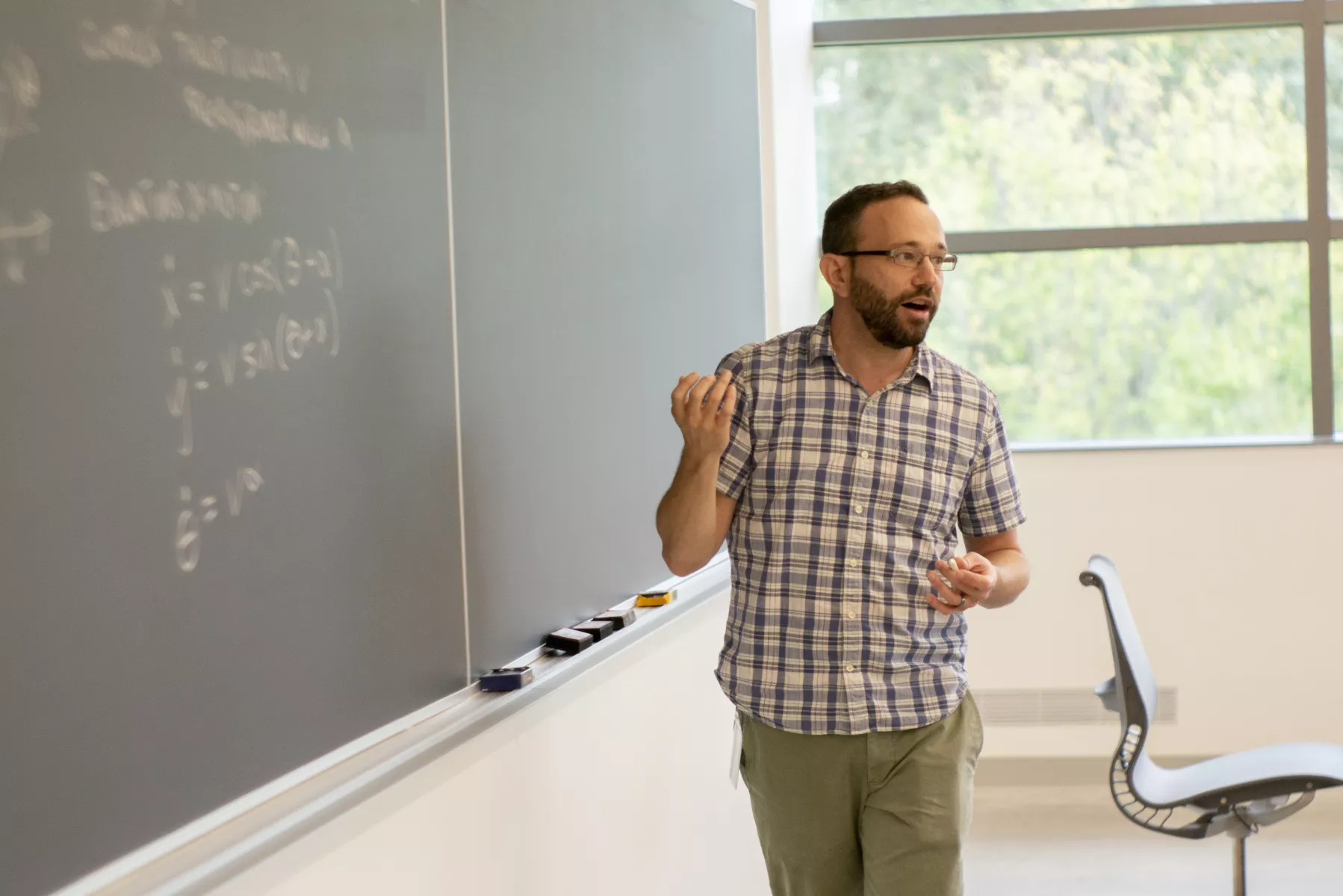 Professor Matt Zucker teaching a Physics seminar.